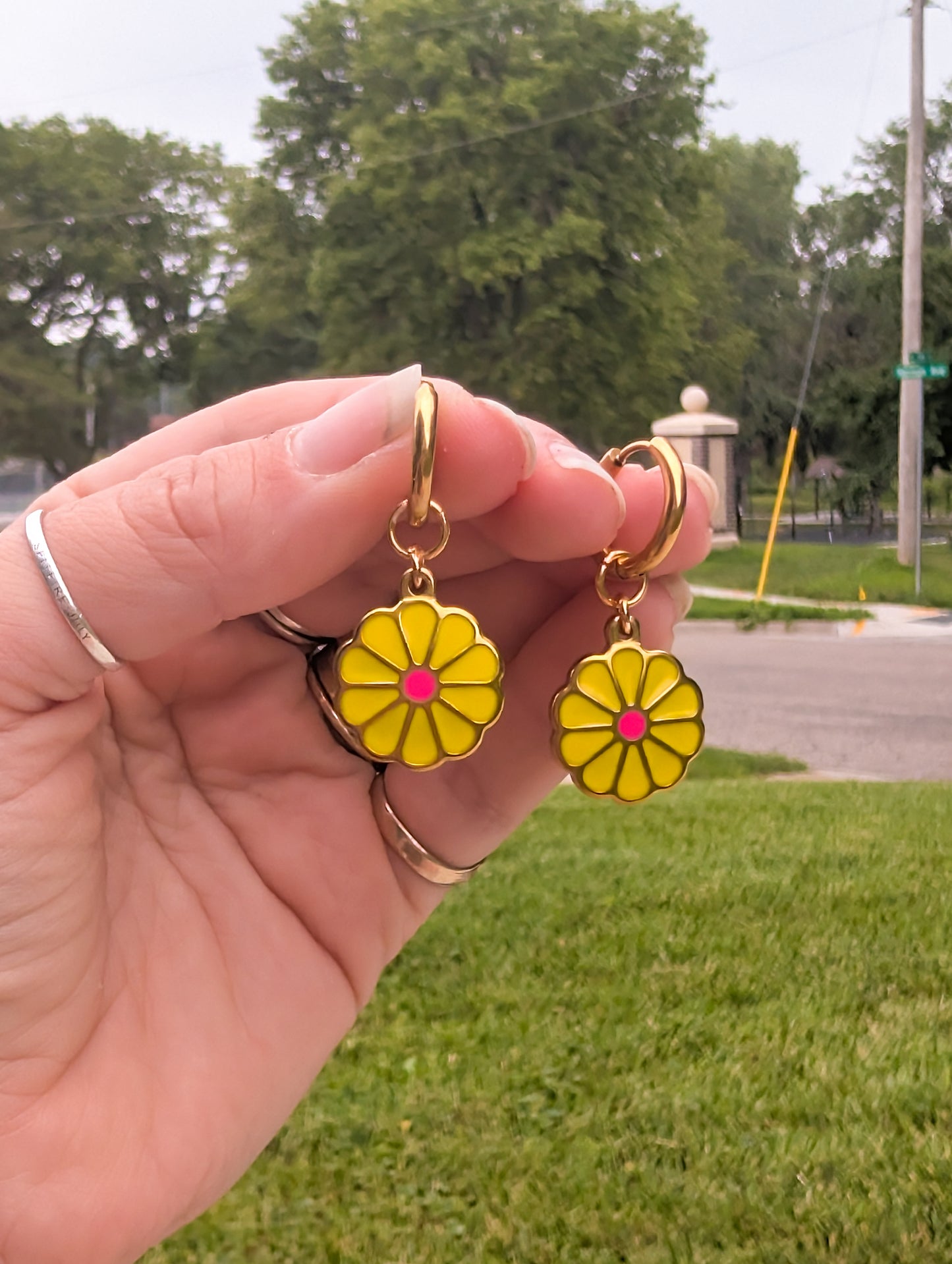 Charms - Yellow Enamel Daisies