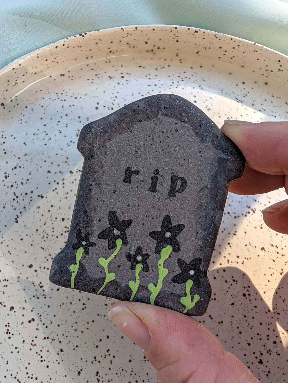 Magnet - RIP Black Flowers - Stoneware