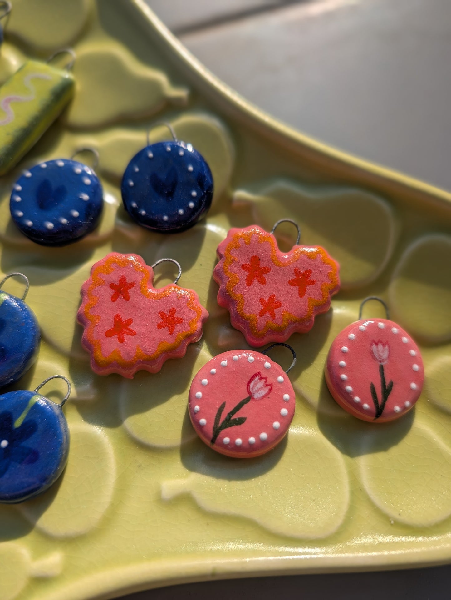 Charms - Stoneware - Pink Scalloped Hearts & Flowers