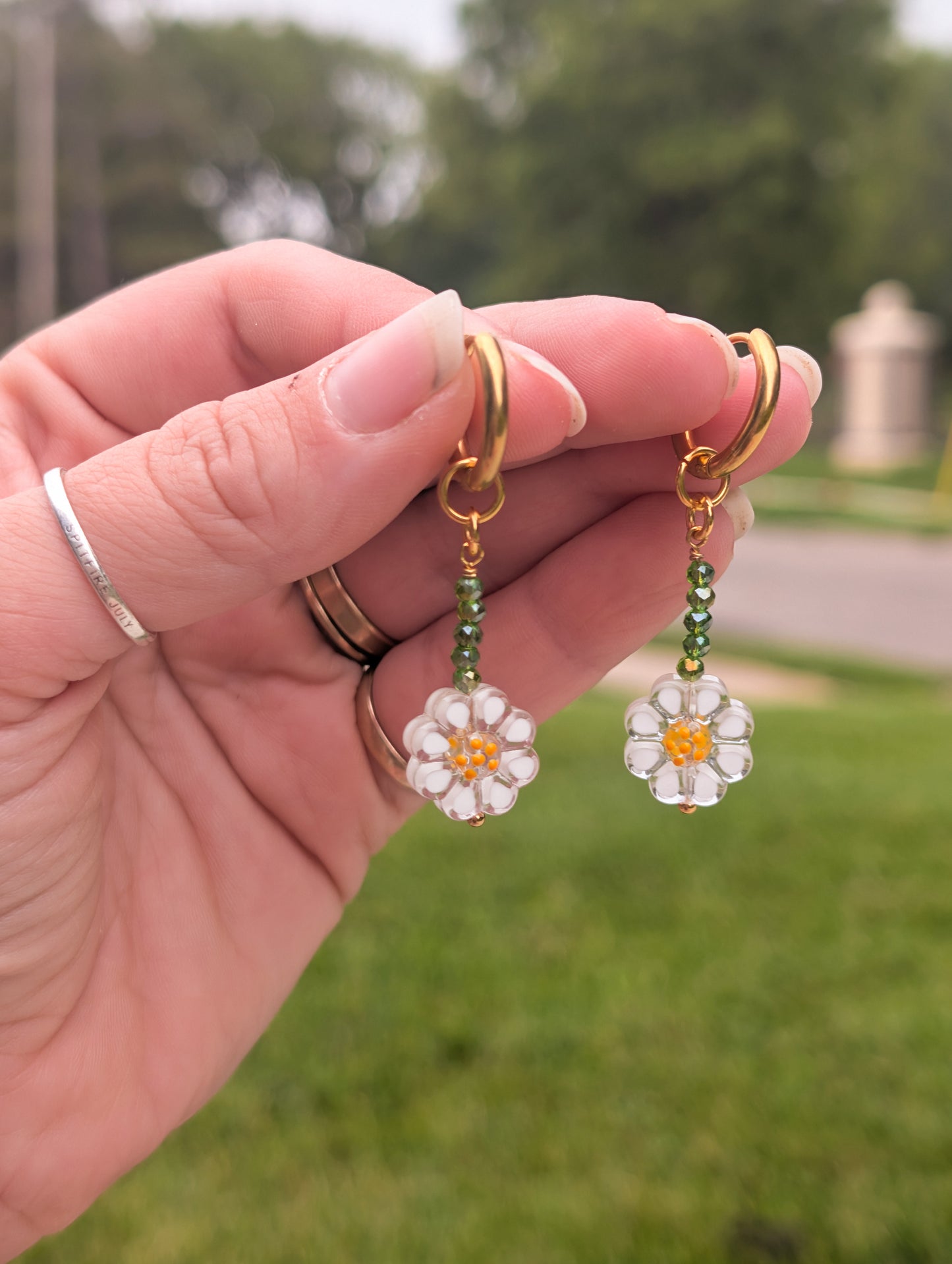 Charms - Glass Daisy Drops